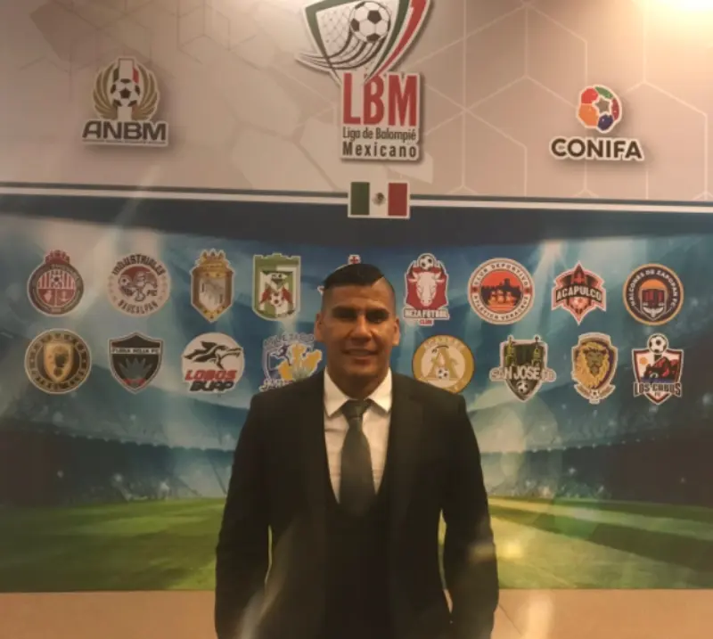 Carlos Salcido como presidente de la LBM