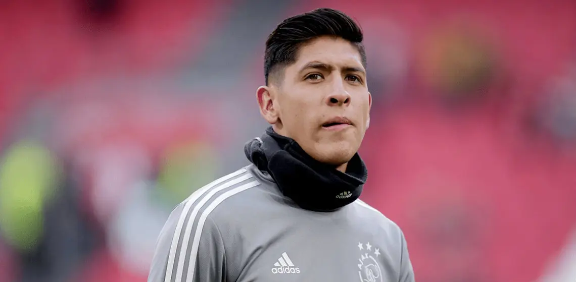 Edson Álvarez en un calentamiento del Ajax