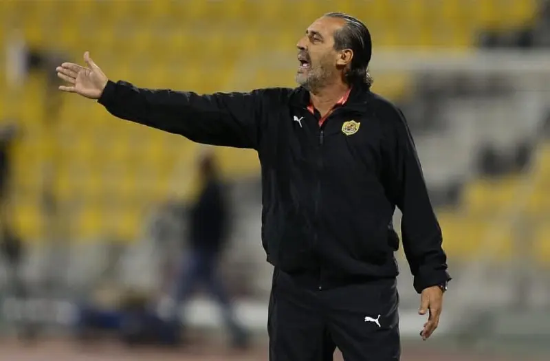 Sergio Batista dirige un partido en Qatar