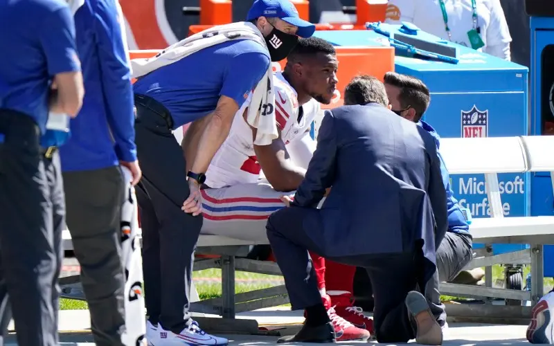 Médicos de los New York Giants revisan a Saquon Barkley en la banca