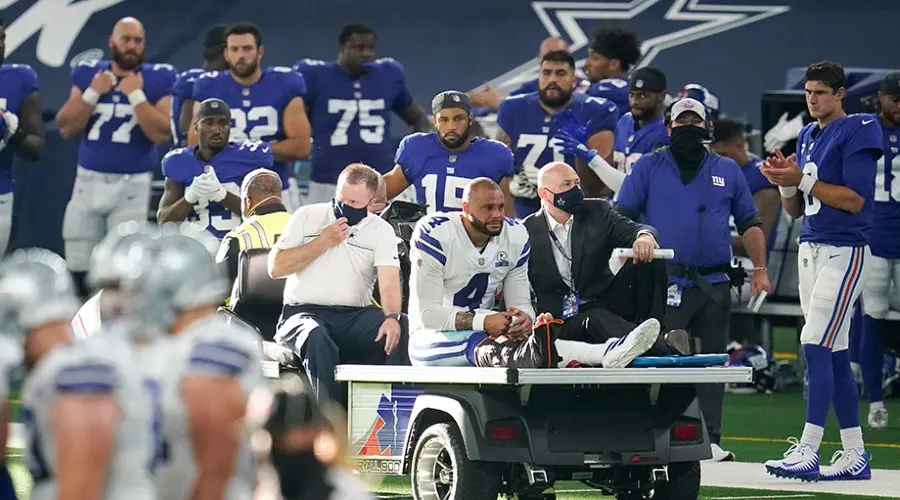 Dak Prescott es retirado del campo en el duelo entre Dallas Cowboys y New York Giants