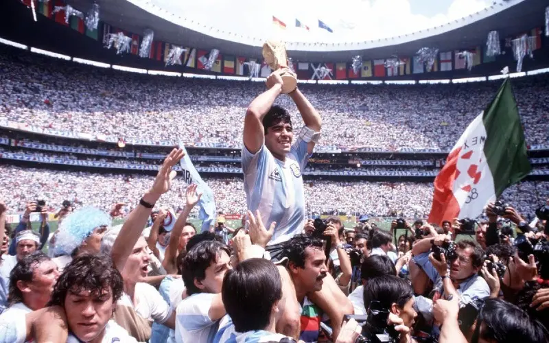 Diego Maradona levanta la Copa del Mundo en México 1986