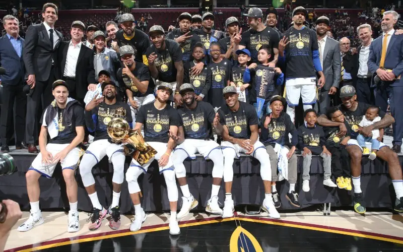 Stephen Curry, Klay Thompson y Kevin Durant celebran el título de los NBA Finals del 2018 de los Golden State Warriors