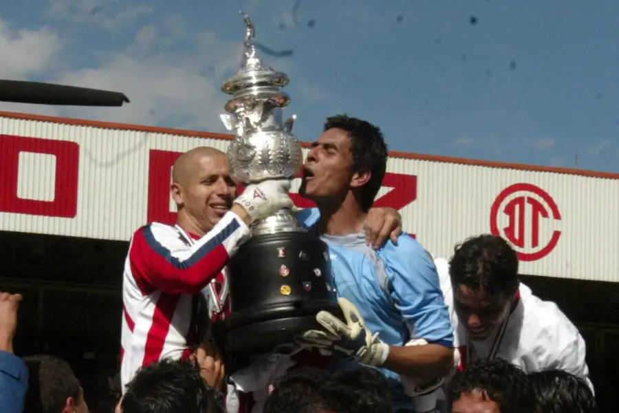 Jugadores de Chivas celebran el título del Apertura 2006