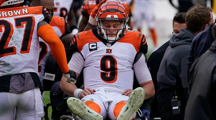 Joe Burrow es retirado del campo en el duelo entre Washington y Cincinnati Bengals