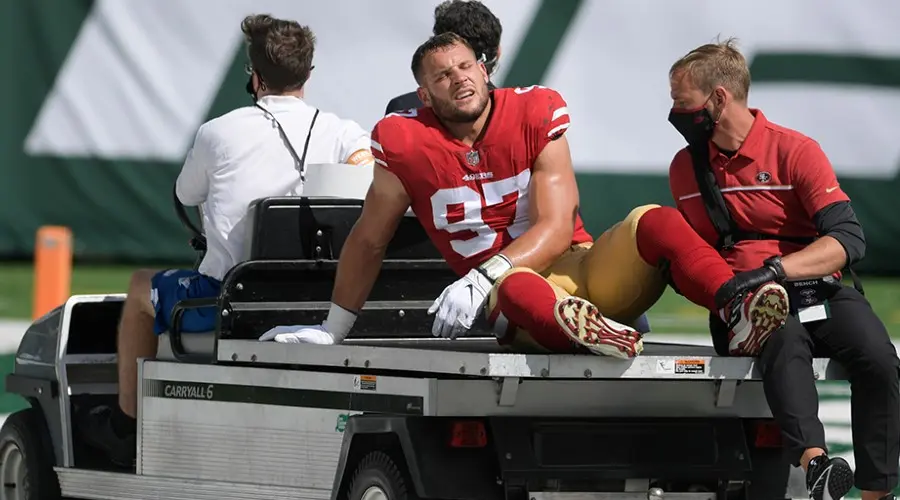 Nick Bosa es retirado del campo en el duelo entre San Francisco 49ers y New York Jets