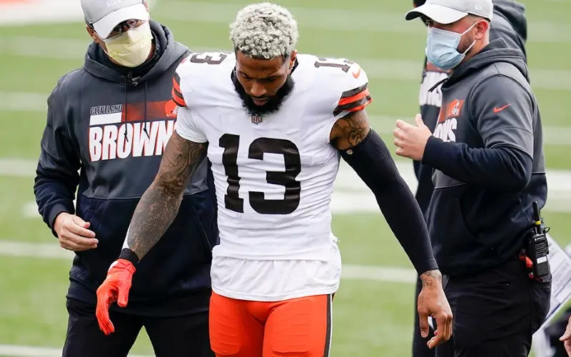 Odell Beckham Jr. de los Cleveland Browns sale del campo lastimado