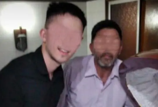 Da la cara sujeto fotografiado junto a ataúd de Maradona