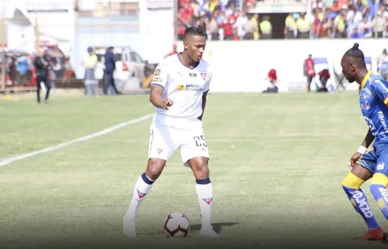 Antonio Valencia en un partido de la LDU Quito