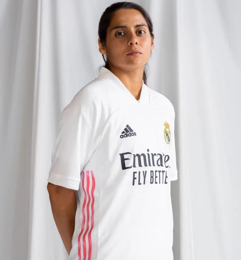 Kenti Robles juega en el Real Madrid Instagram (@kentirobles)