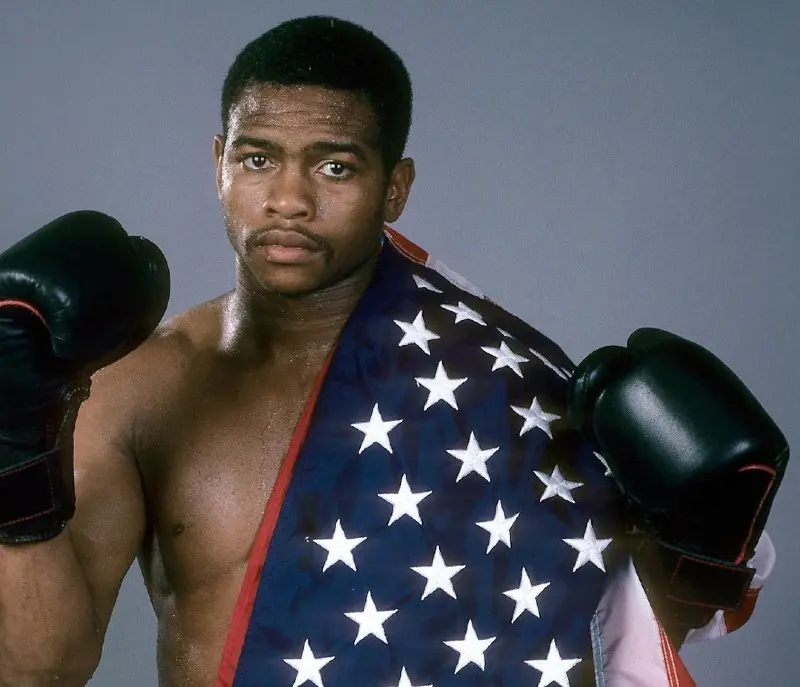 Roy Jones Jr. posa con la bandera de los Estados Unidos
