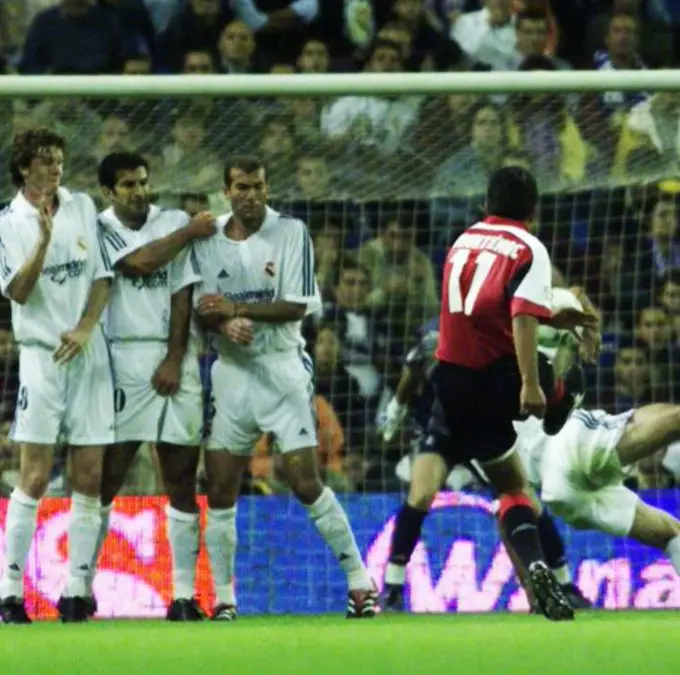 Cuauhtémoc Blanco anota de tiro libre contra el Real Madrid.
