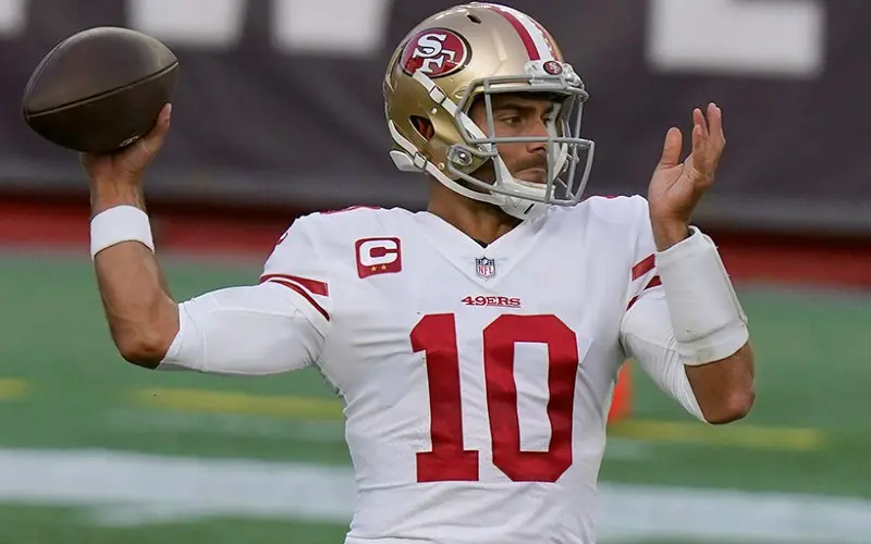 Jimmy Garoppolo lanza un pase en el duelo entre San Francisco 49ers y New England Patriots