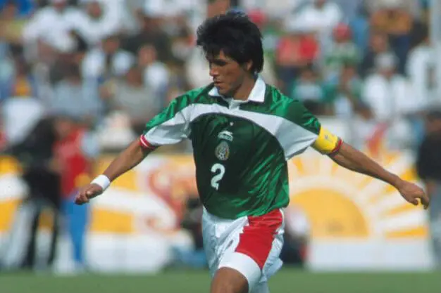 Claudio Suárez en un partido de la Selección Mexicana