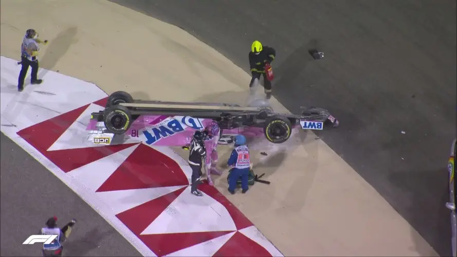 Auto de Lance Stroll de Racing Point está de cabeza después de roce con Daniil Kvyat