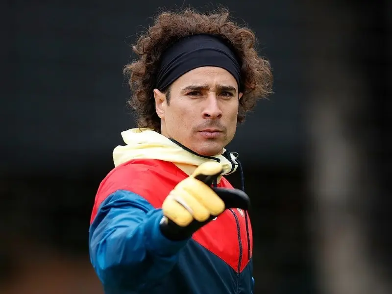 Guillermo Ochoa en un entrenamiento del América