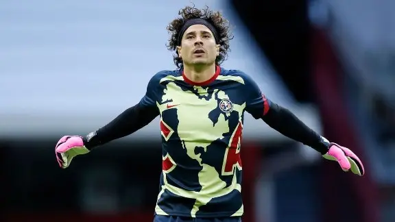Guillermo Ochoa calienta previo a un partido del América