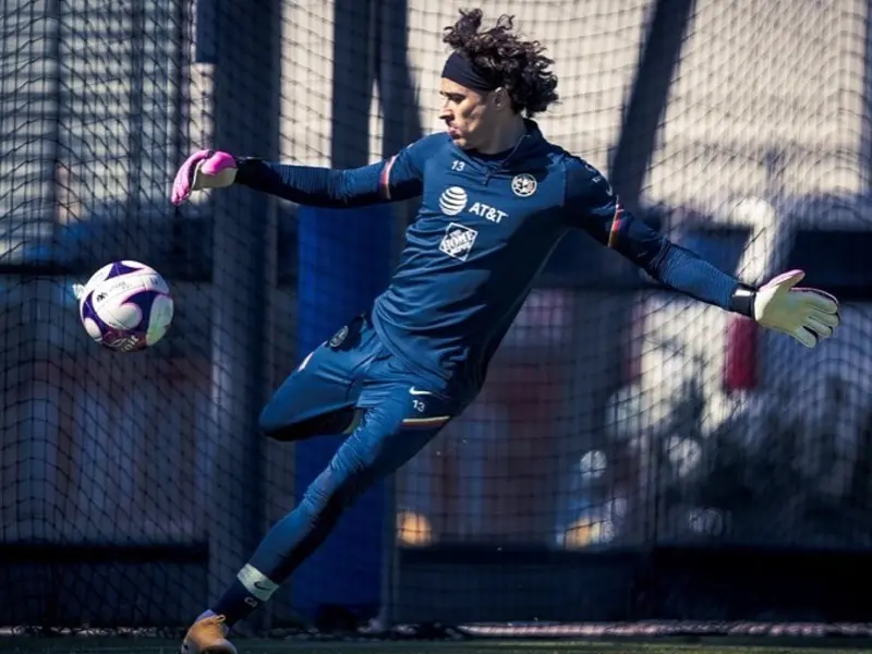 Guillermo Ochoa en un entrenamiento del América