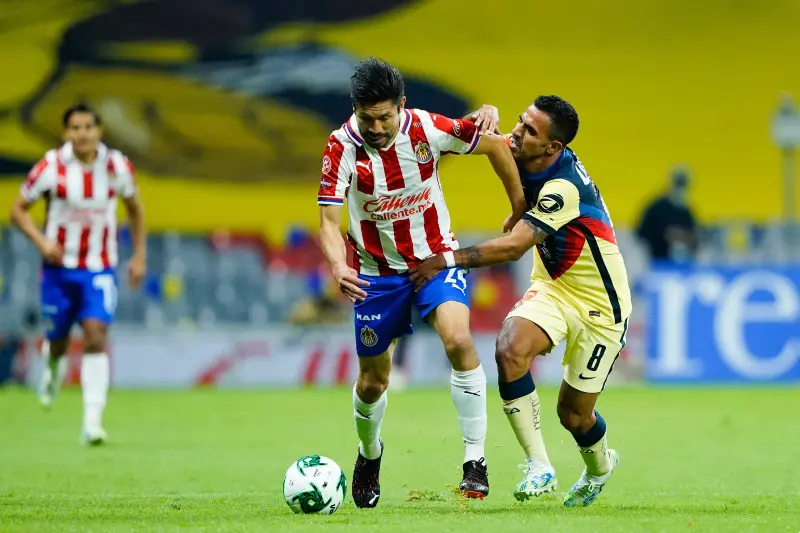 Oribe Peralta disputa una pelota con Alonso Escoboza en el América vs Chivas - Facebook Chivas