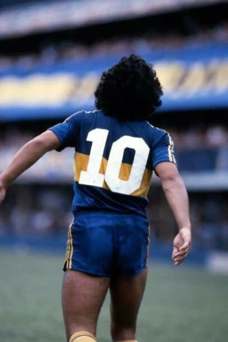 Diego Maradona con su playera 10. (@leandrovaldes12)