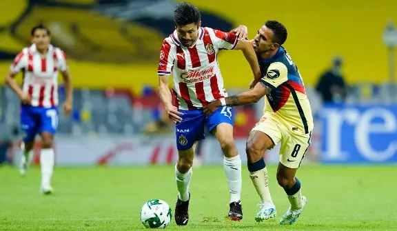 Oribe Peralta disputa una pelota con Alonso Escoboza en el América vs Chivas - Facebook Chivas