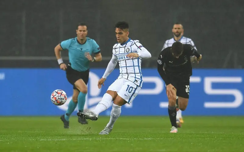 Lautaro Martínez da un pase en el duelo entre Inter y Borussia Mönchengladbach - Twitter @Inter
