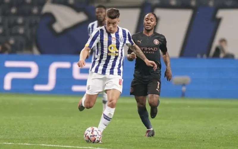 Mateus Uribe del Porto y Raheem Sterling del Manchester City compiten por una pelota - Twitter @FCPorto