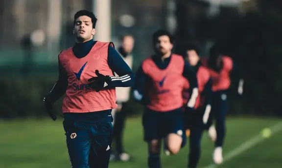 Raúl Jiménez en un entrenamiento de los Wolves