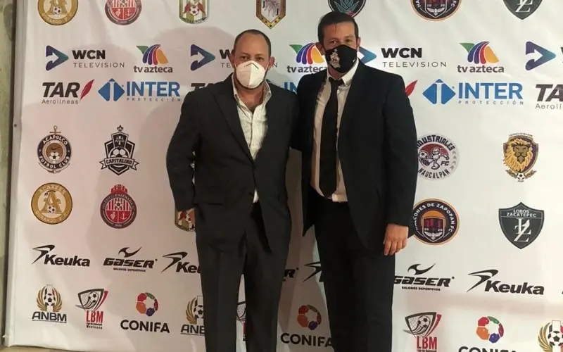 Directivos de los clubes en un evento de la LBM
