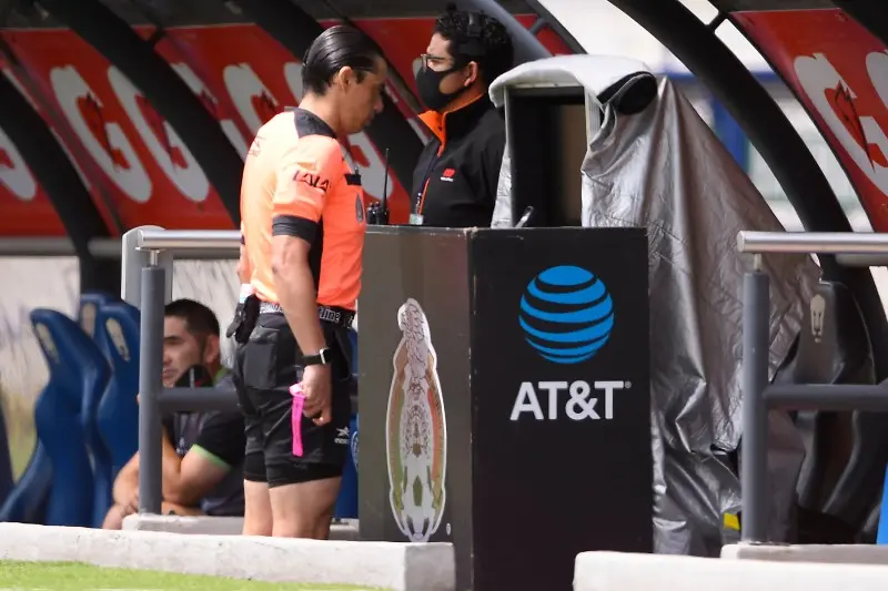 Árbitro de la Liga MX usa el VAR - Twitter @FMF