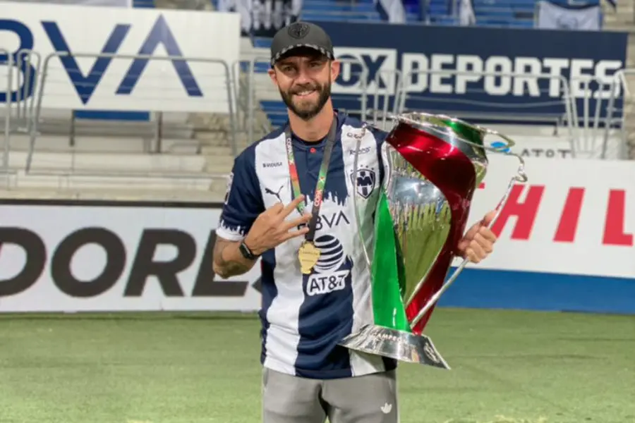 Miguel Layún posa con la Copa MX