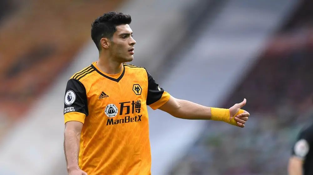 Raúl Jiménez da indicaciones en un juego de los Wolves