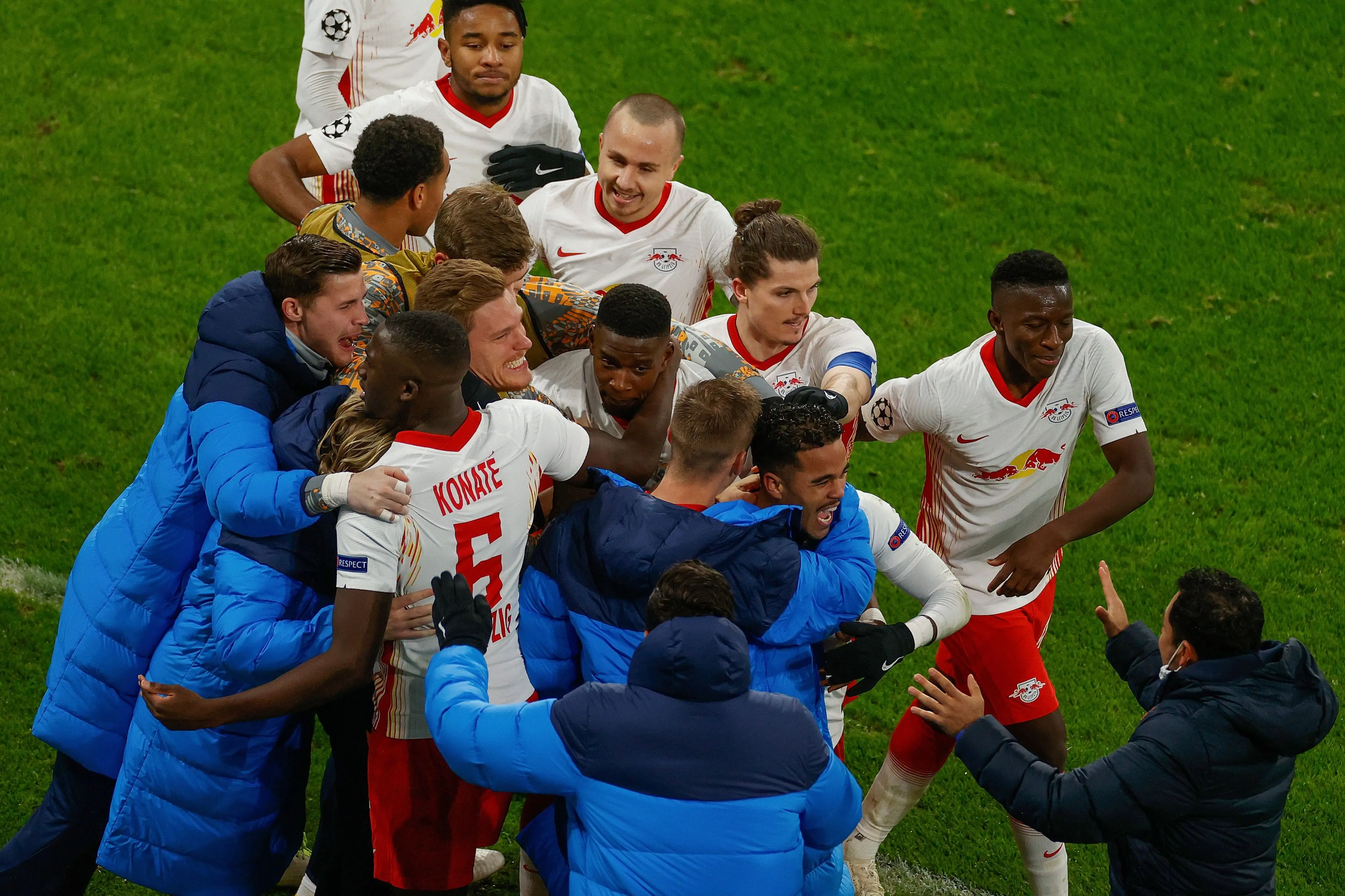 El Leipzig festeja en partido contra el Manchester United