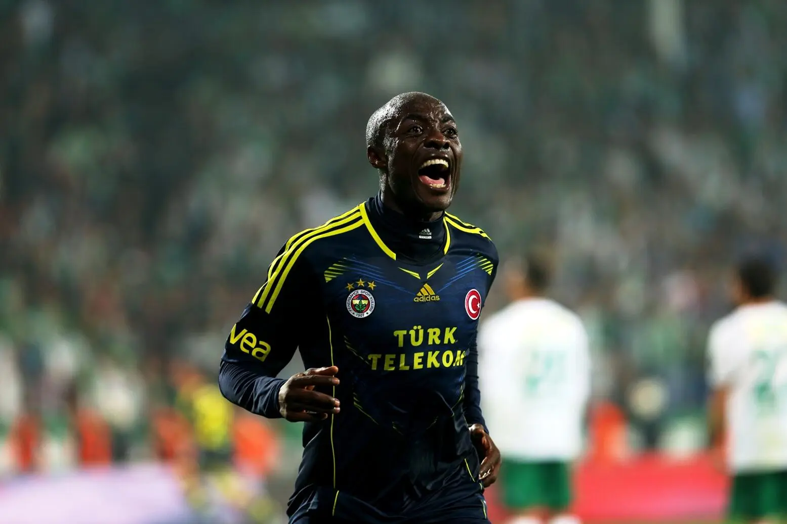 Pierre Webó celebra un gol con el Fenerbahce
