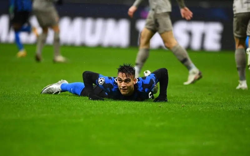 Lautaro Martínez en el césped luego de fallar un disparo - @Inter