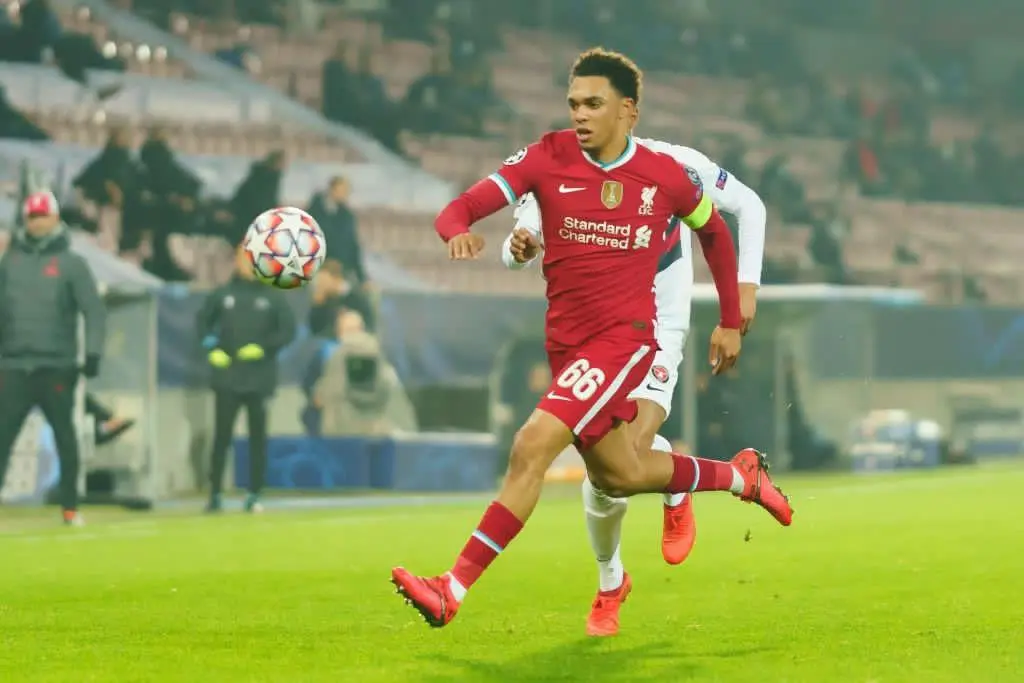 Trent Alexander-Arnold en busca del balón