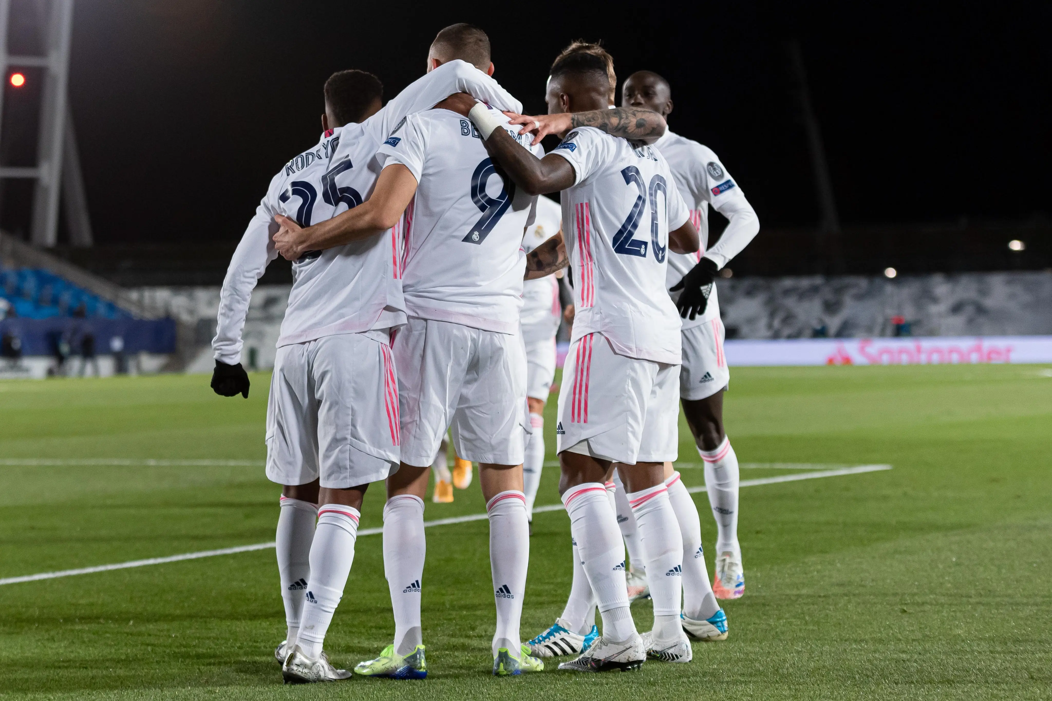 Real Madrid festeja uno de sus goles ante el Monchengladbach