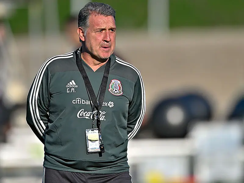 Gerardo Martino observa entrenamiento de México
