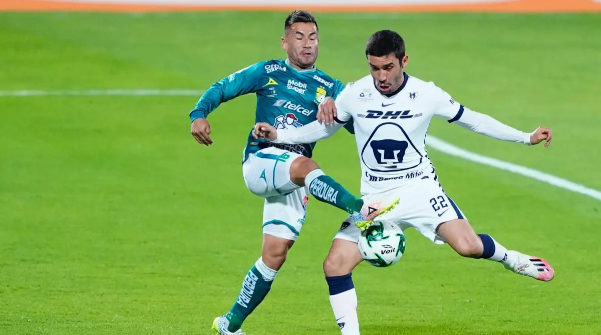 Juan Pablo Vigón de Pumas disputa una pelota con un defensa de León - Twitter @PumasMX