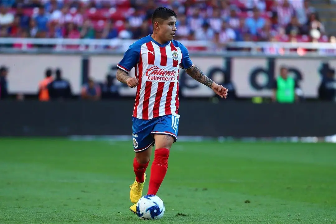 Chofis López en un juego de Chivas