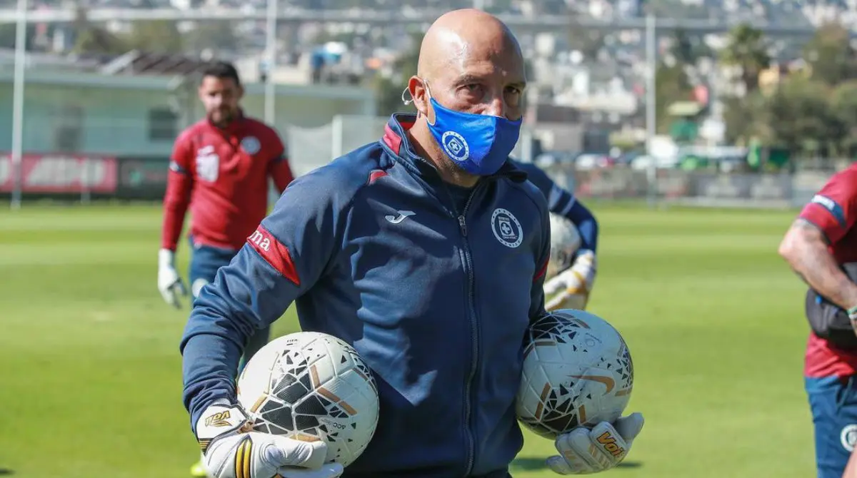 Oscar Pérez en entrenamiento con Cruz Azul