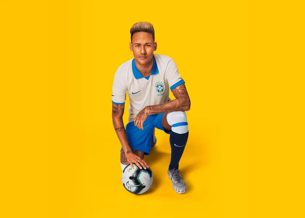 Neymar con el jersey blanco de Brasil