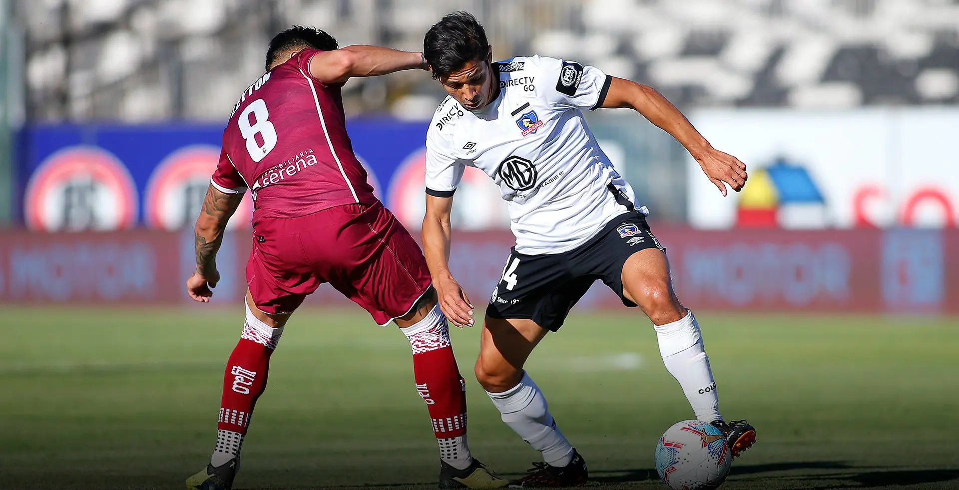 Matías Fernández disputa un balón con Colo-Colo