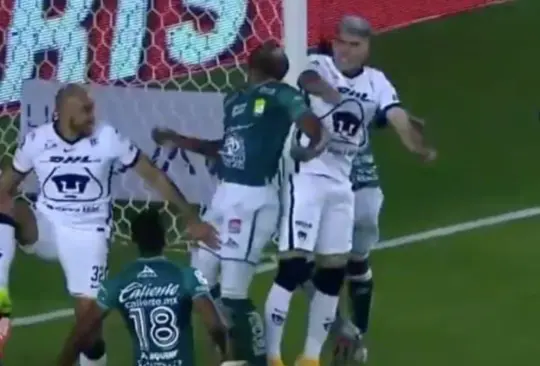 Johan Vásquez cae noqueado tras choque; no pudo continuar en el juego