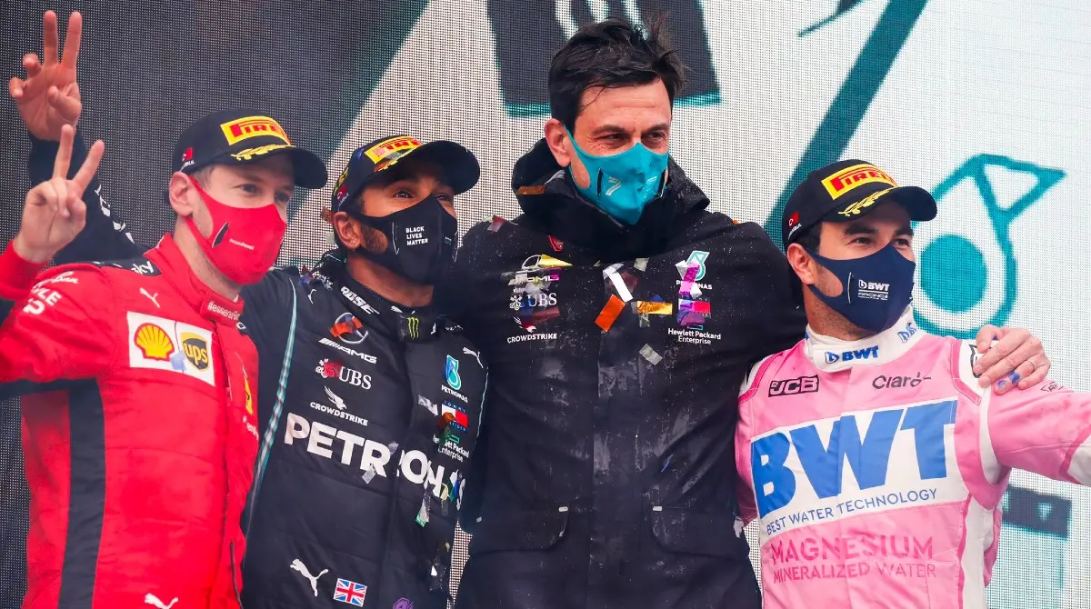 Sebastian Vettel, Lewis Hamilton y Sergio Checo Pérez celebran en el podio del Gran Premio de Turquía - Twitter @SChecoPerez