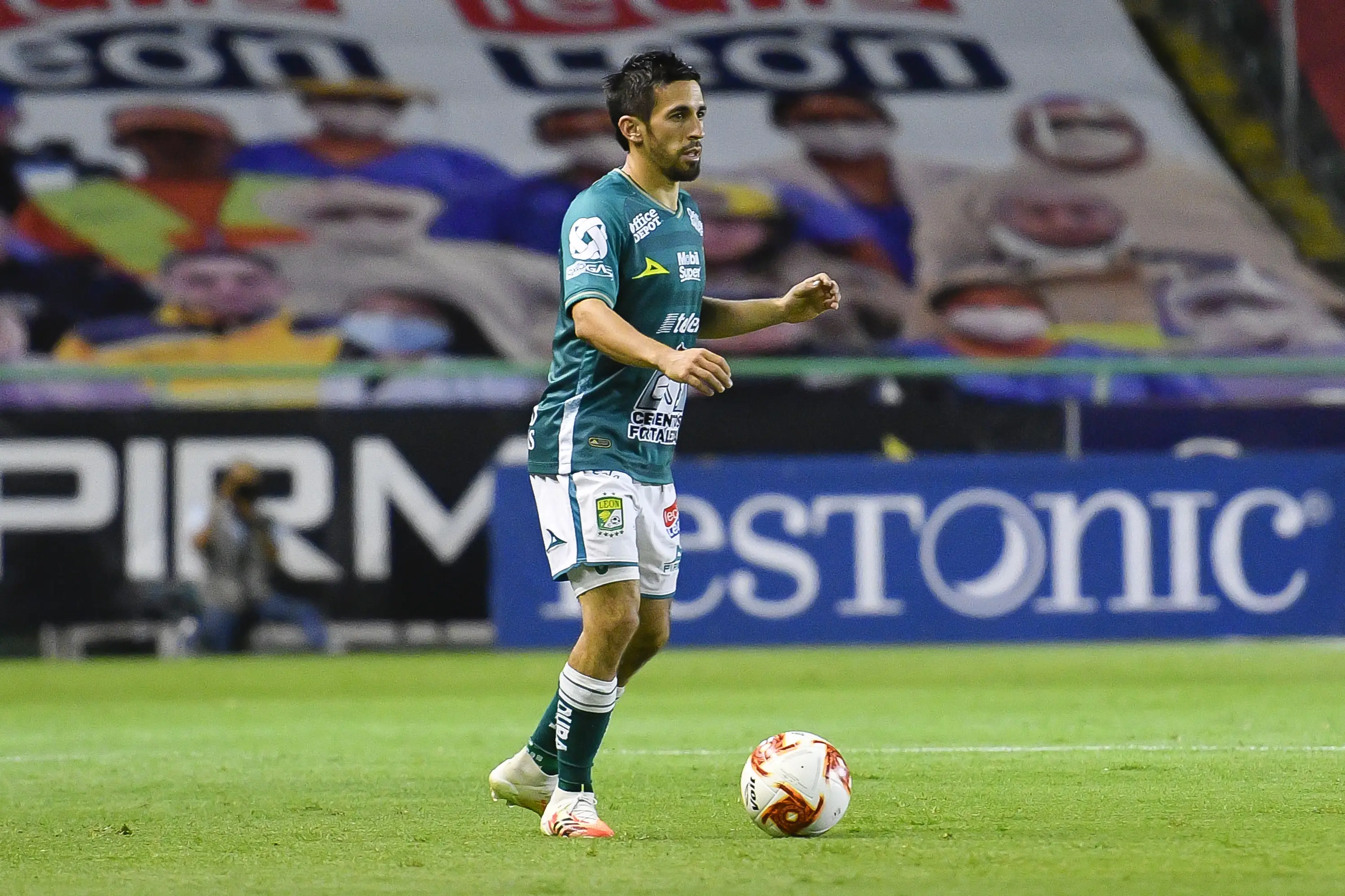 Fernando Navarro en partido con León (Twitter - Club León)