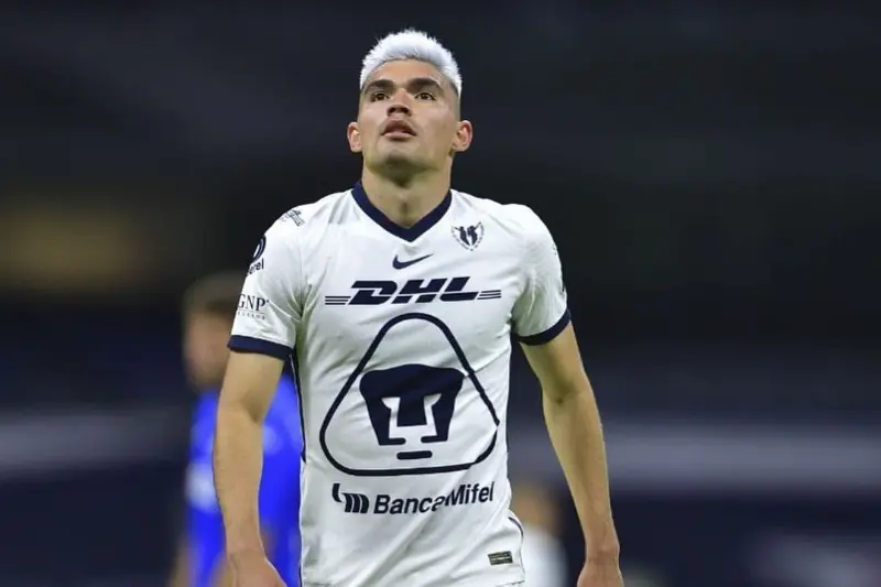 Johan Vásquez jugando contra Cruz Azul (Instagram - Johan Vásquez)