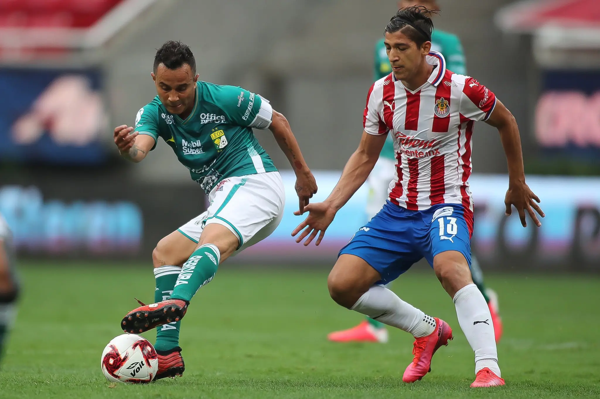 Luis Montes en actividad contra Chivas (Twitter - Chivas)