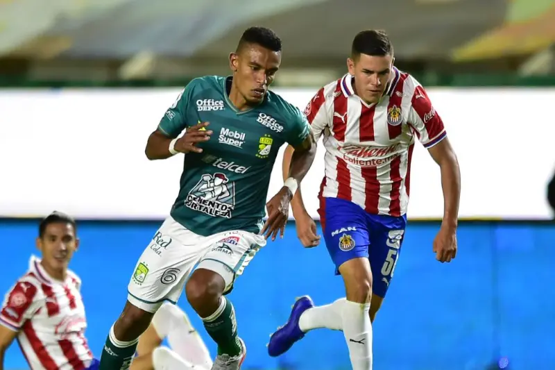 William Tesillo ante Chivas (Twitter - TUDN)