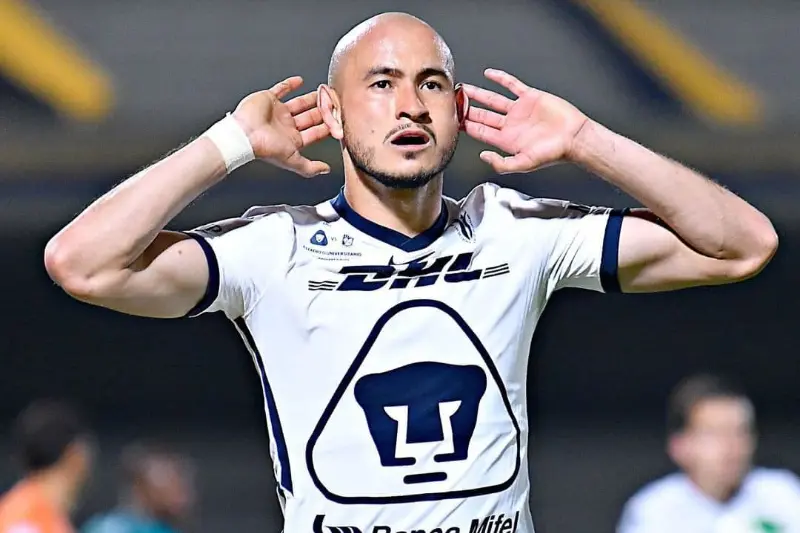 Carlos González festejando con Pumas (Instagram - @pumasmx)